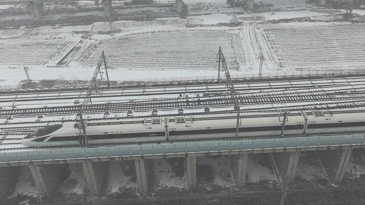 🔥徐州热到融化！34℃天气下，刷到和谐号冒雪运行的画面，瞬间被戳中回忆杀～