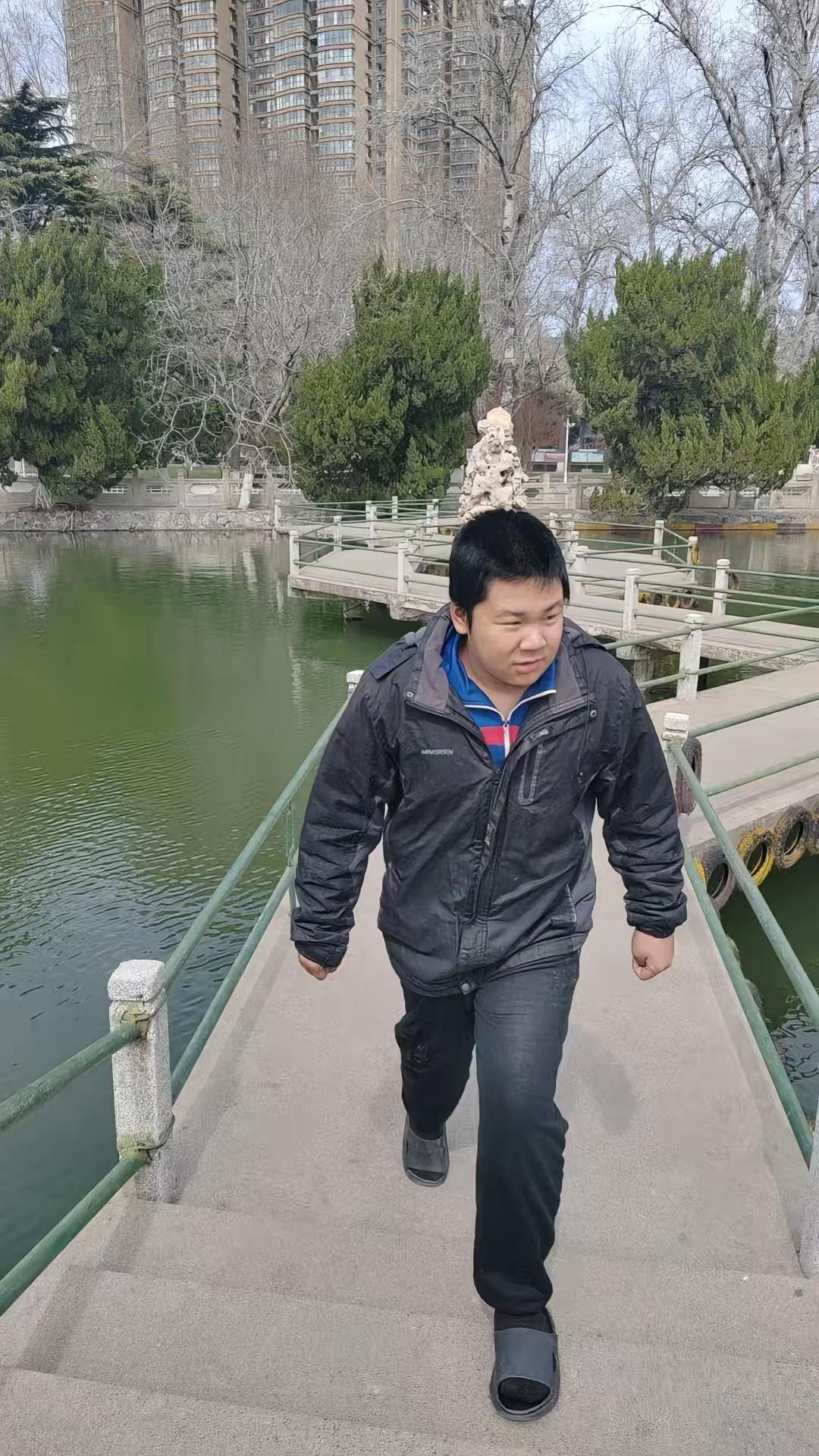 几万人都说我虐待他，我就是虐待他，我给他擦了16年的屁股，把家里给我摔的一无所有