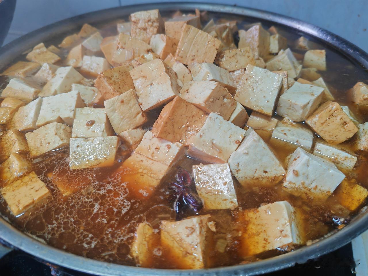 你用豆腐做菜通常做什么菜呢?可以做麻婆豆腐、土豆炖豆腐、白菜炖豆腐、酱炖豆腐等等
