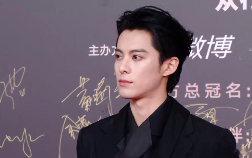 王鹤棣身穿黑色礼服好绅士风度翩翩。​​​