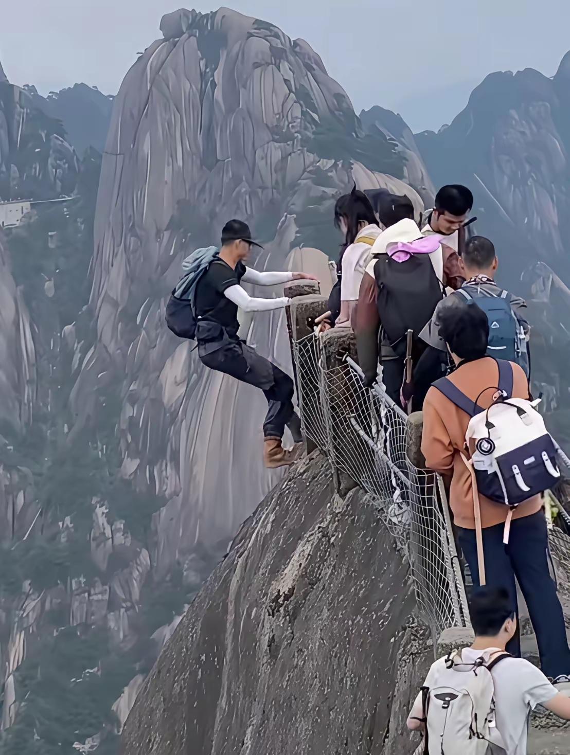 自己承担自己的行为后果，还是景区也要连带负起责任呢？
