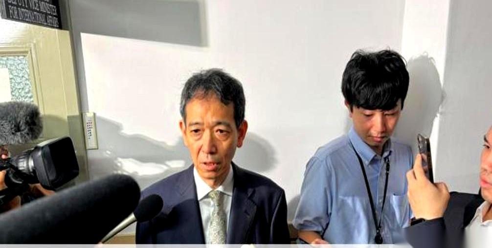 7月30日晚上的汇市大盘，猛地往下画了一根长长的直线。美元兑日元从163的关口