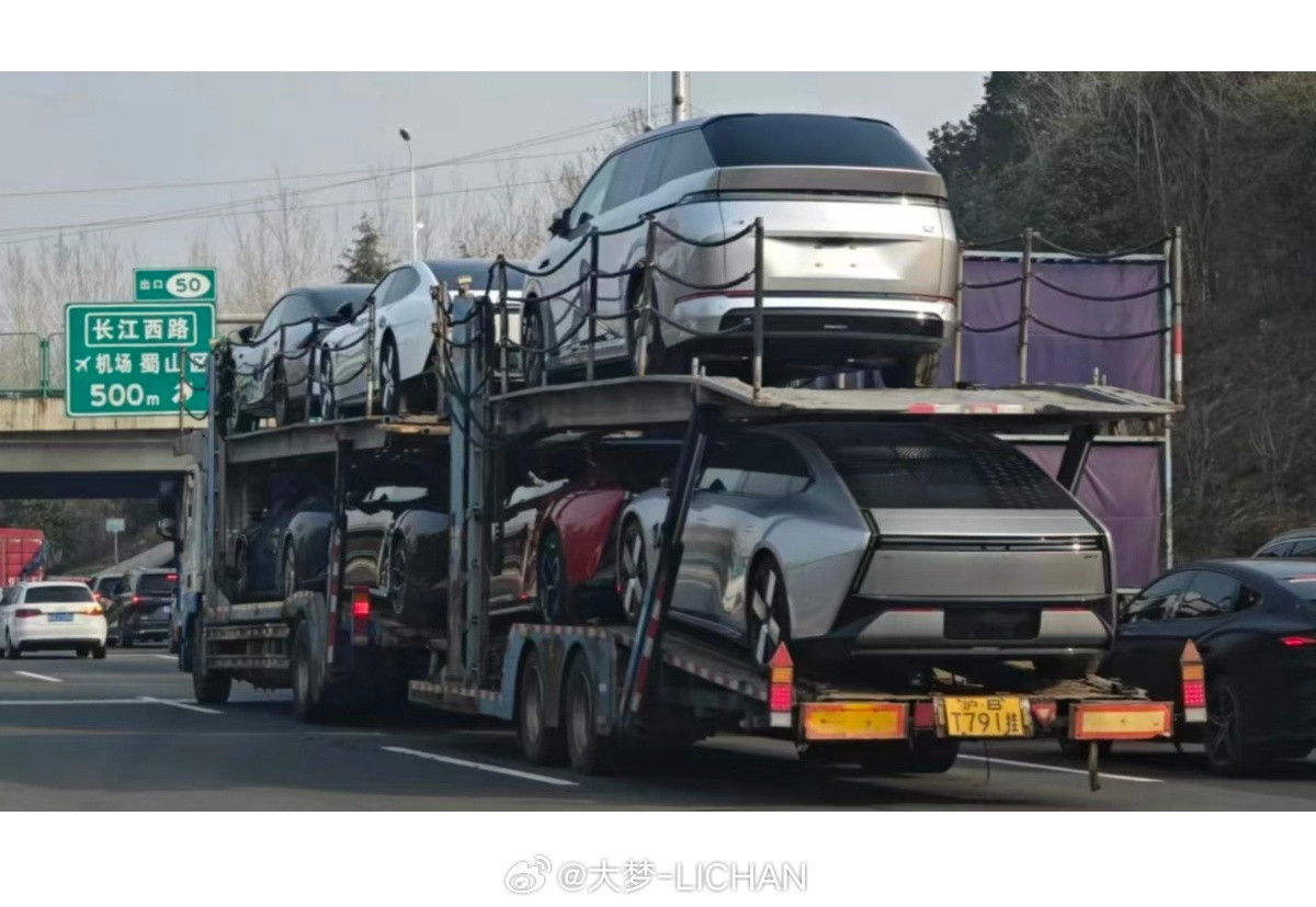 小鹏这个红色，前几天已经有网拍图了，大家觉得够不够靓？这颜色18号发布，而且看图