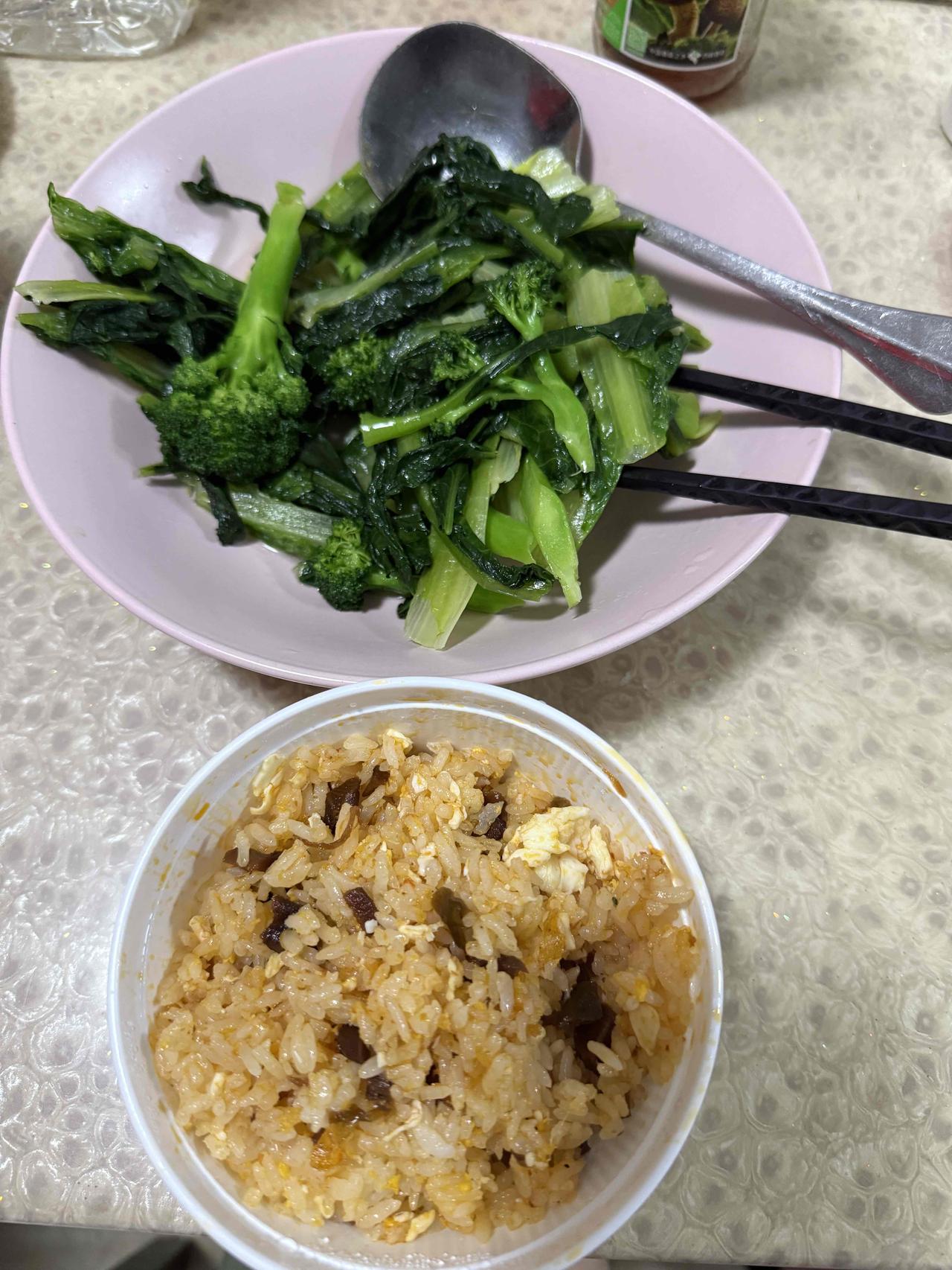 晚餐蛋炒饭加一碗青菜。饭是中午吃剩打包的，拿回来加入香菇酱一起蛋炒饭！为什么