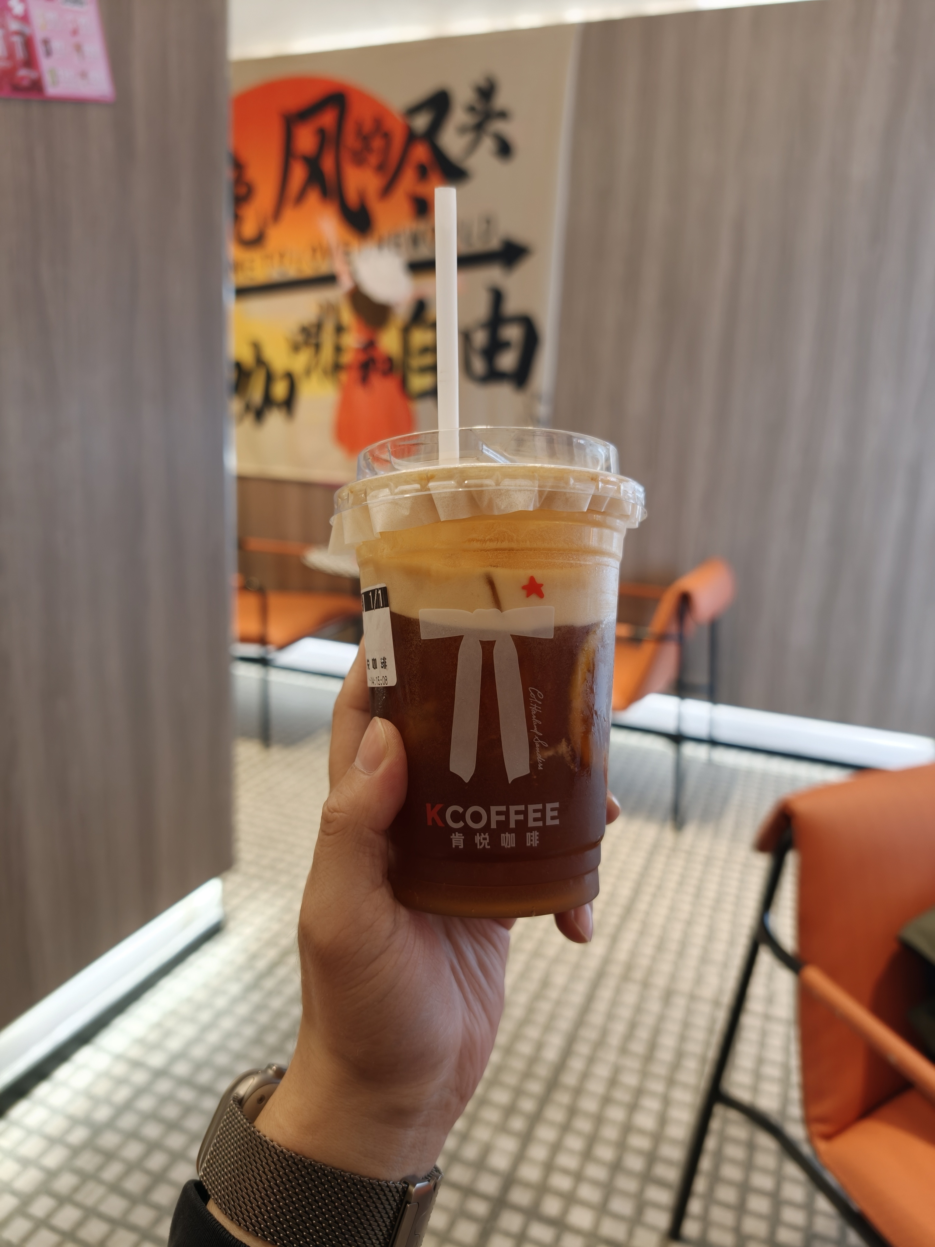 出来喝杯牛马水，精神精神。今天好热啊，感觉中午都可以穿短袖了，但是我秋裤还没脱呢