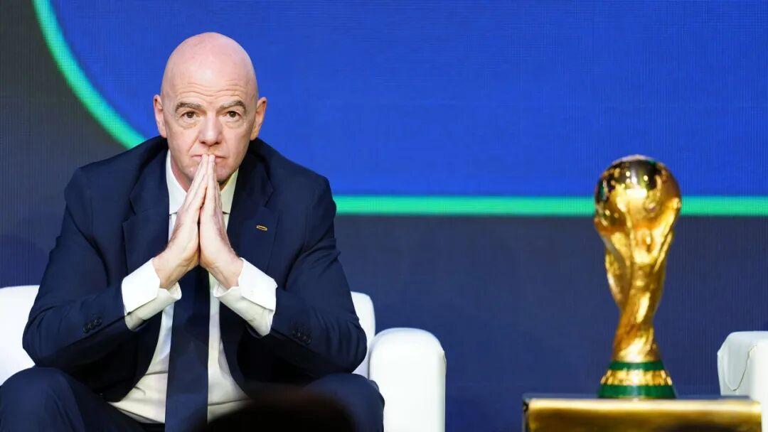 国际足联急疯了！不是缺那点转播费，是中国赞助商的40亿索赔刀已经架在脖子上了。
