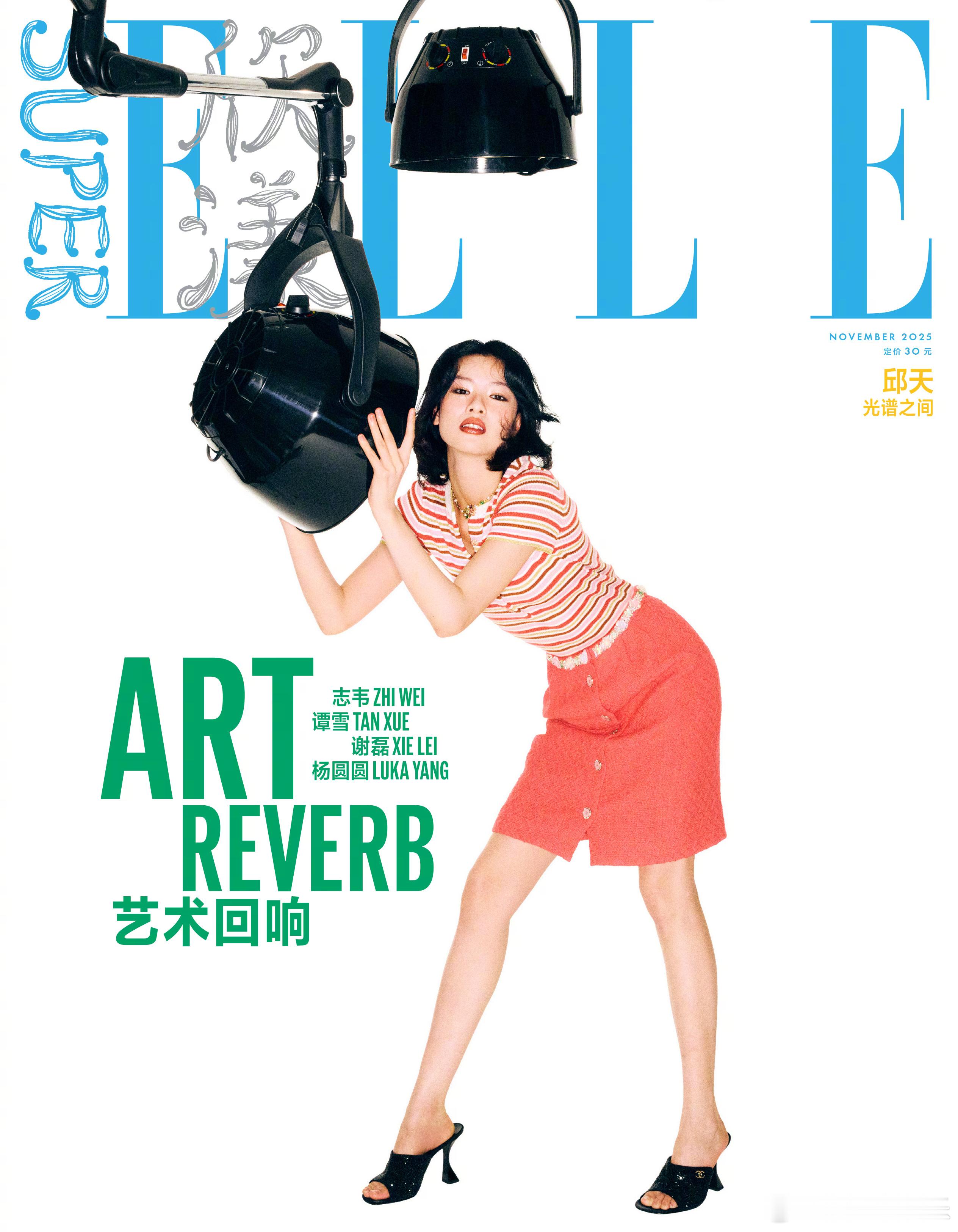 邱天的新图太有感觉了！复古大卷波浪搭配亮眼妆容，独特的时尚表现力让她像从老海报里