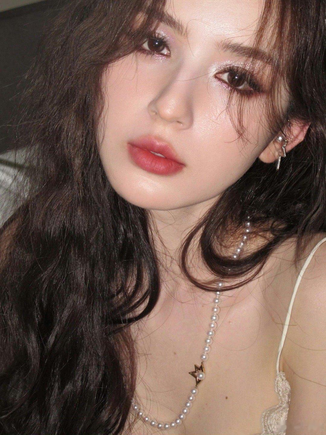 哈妮克孜意式美人哈妮克孜米兰造型释出！简约的白色长裙勾勒优雅身姿，搭配随性长卷