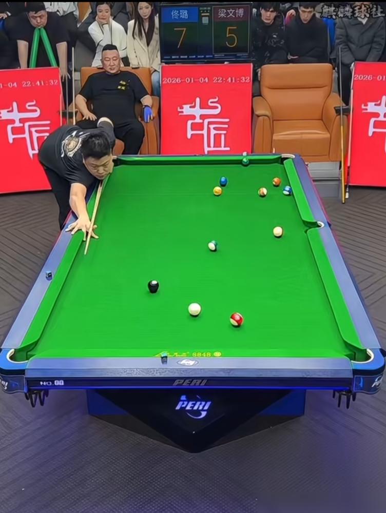 扛着终身禁赛令，梁文博杀上中式八球台，一口咬走满桌商业钞票。你看他跟花枪王