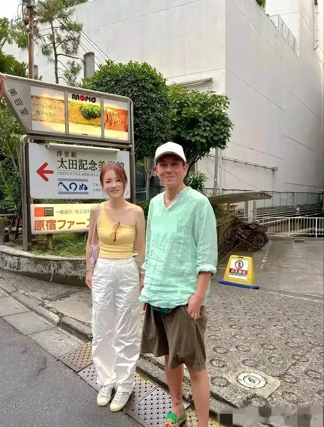 冠希哥在日本和一名女粉丝的合影。虽然退出江湖多年，但冠希哥的传说，仍旧在民间流