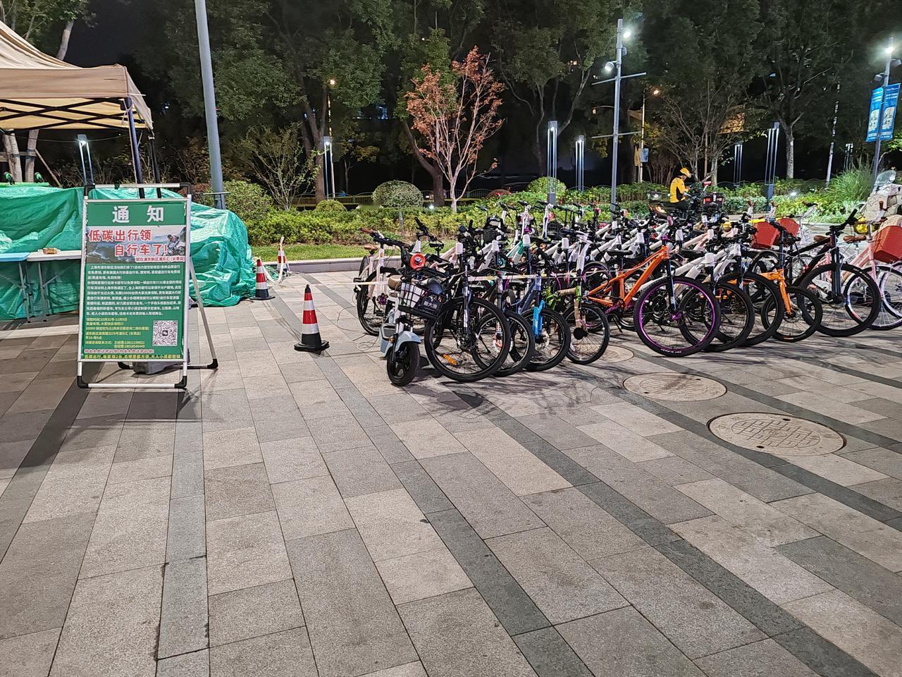 这就是上海的治安，市民素质的体现，上海浦东新区三林世博家园浦乐汇广场，这个摊位上