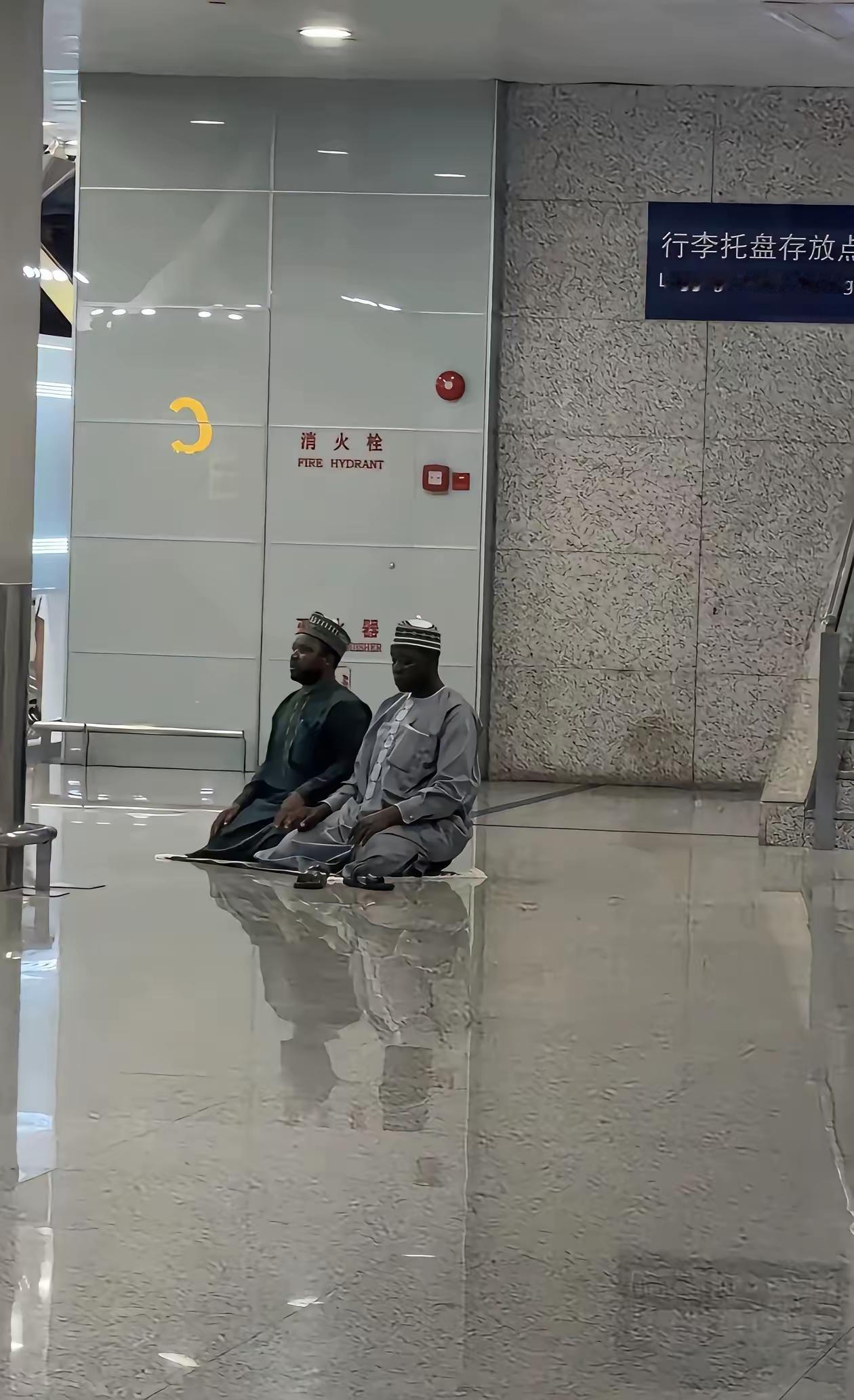 面对这局面，该怎么应对？有人会问：你会去阻止吗？答案：我不会！不是我不爱国