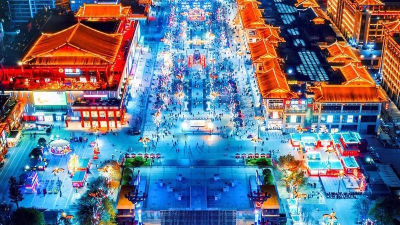 西安大唐不夜城堪称现象级文旅地标，全年客流超7000万人次，节假日单日最高突破1