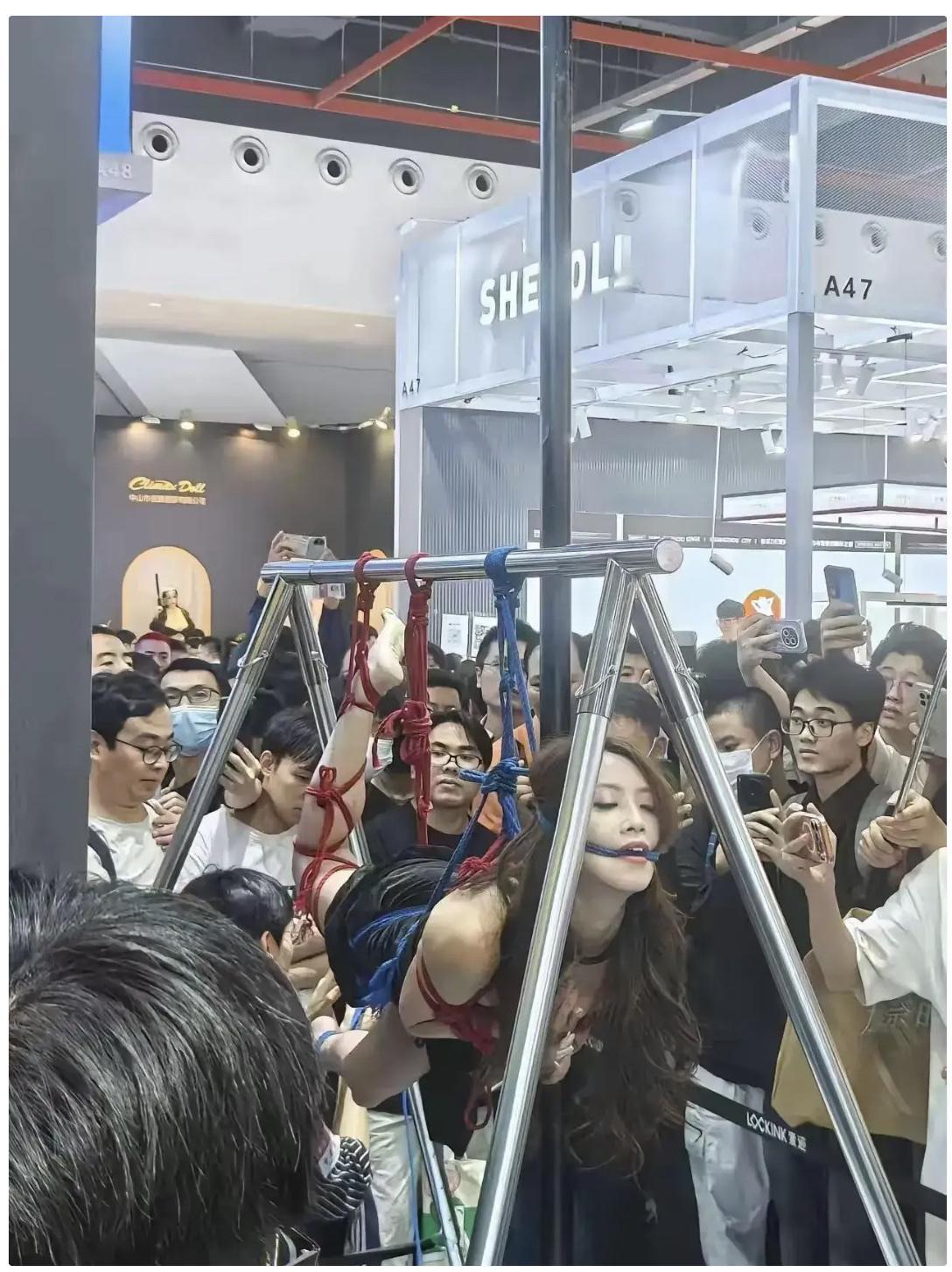 看着真让人揪心！一个姑娘家，到底遭了多大罪，能让她连脸面都不要，被绑在钢管上任人