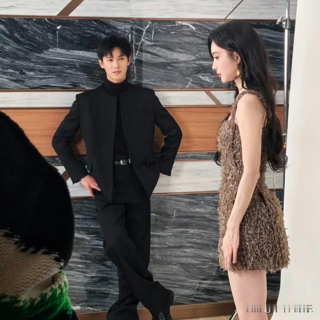 近日，孟子义与李昀锐的未公开合照在网络疯传，瞬间点燃CP粉热情。照片里，两人或贴