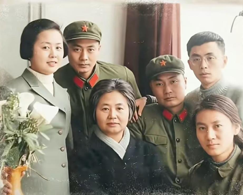 1973年11月，张茜与长子陈昊苏、次子陈丹淮、三子陈小鲁、女儿陈珊珊、二儿媳鲍