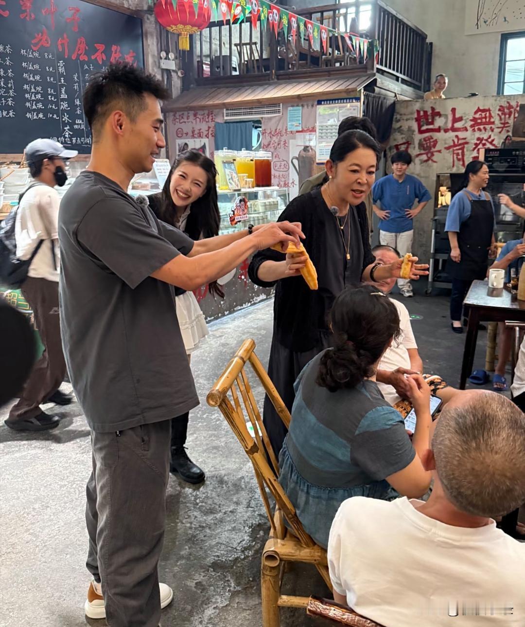 66岁倪萍在长沙一家餐馆吃饭，她的脸看起来好奇怪，笑起来好僵硬，面相变化好大啊！