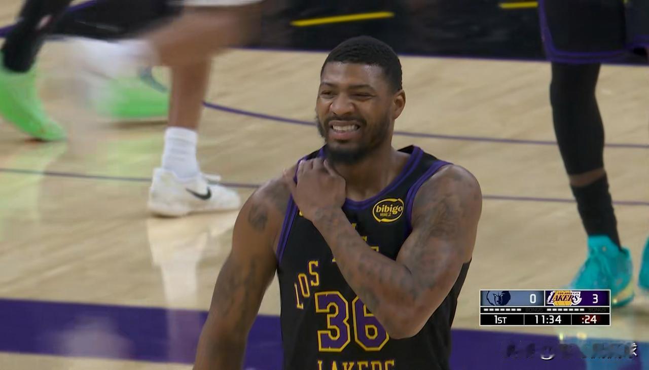 我实在忍不住要怒赞湖人大将斯玛特！在今天进行的湖人和灰熊的上半场比赛中，斯玛特真