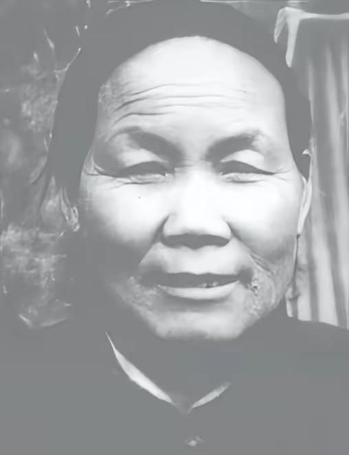 1940年，山东一大娘给八路军煮了浓稠的小米粥，饥饿的战士们狼吞虎咽。班长发觉不