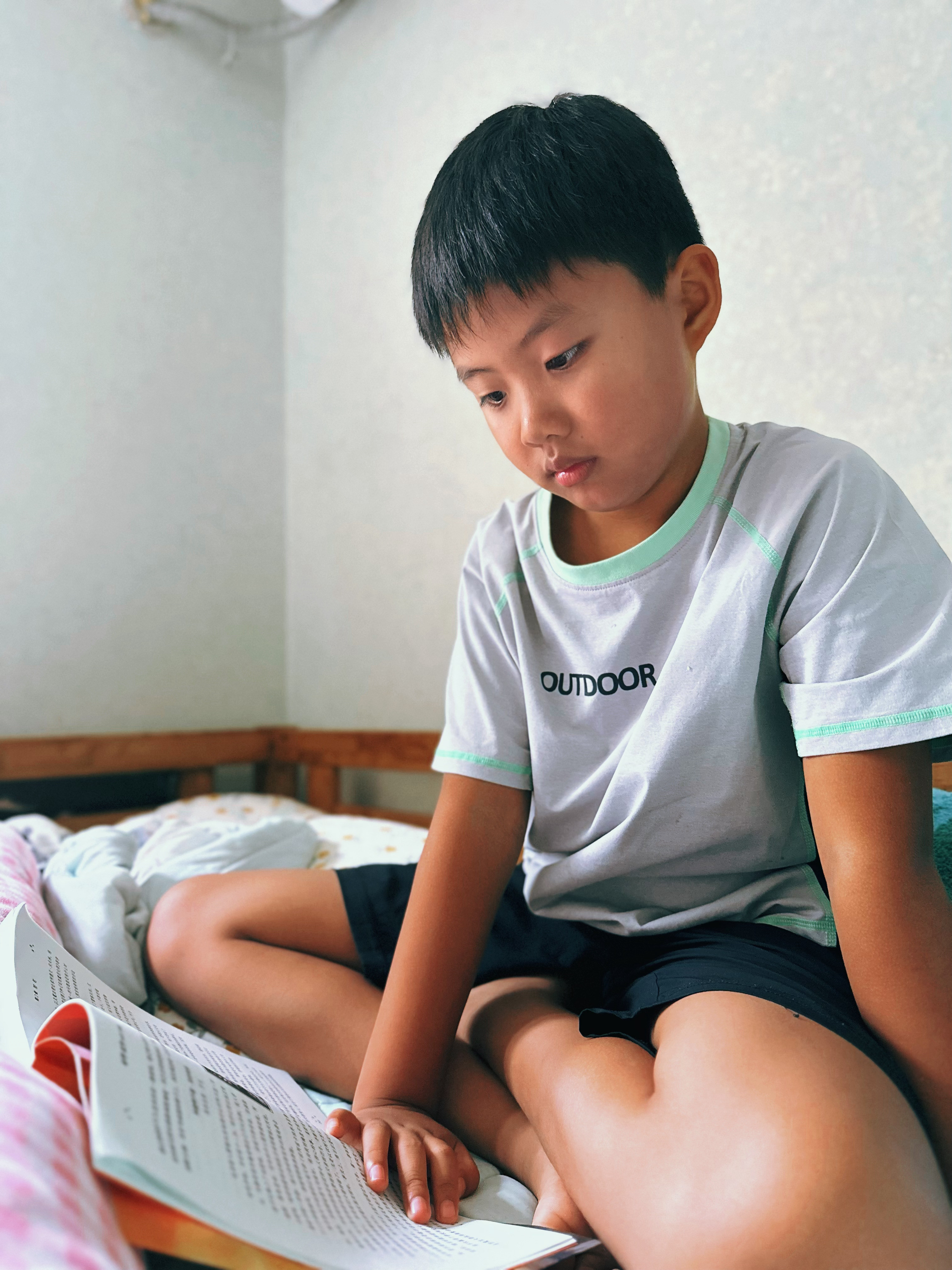 哈尼上钩了！他真的偏爱漫画类的书，全文字版本的就不是很爱看之前带这本出去的时候能