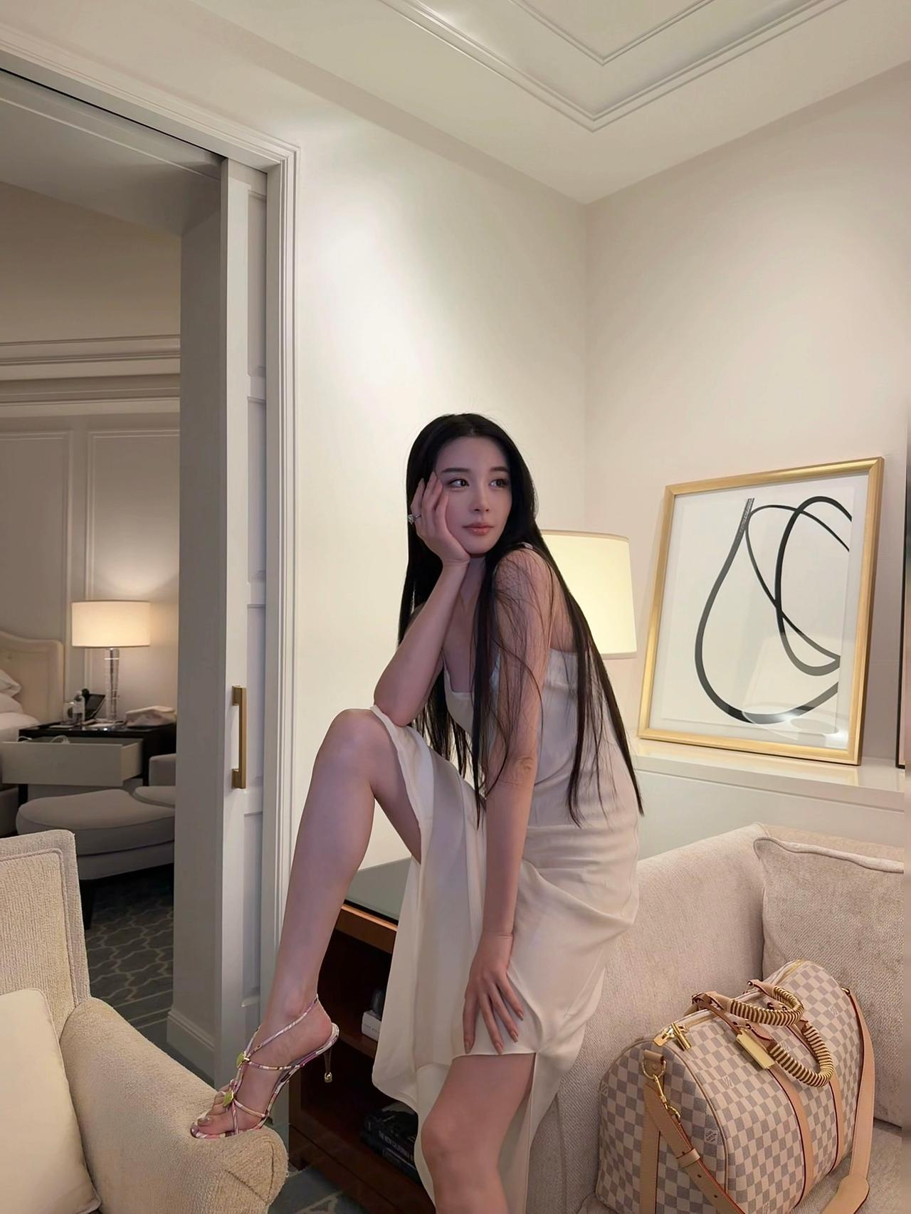 分享一组时尚穿搭，时尚界的网红哟。你认为哪种女孩最迷人谁才是你心中的美女你们