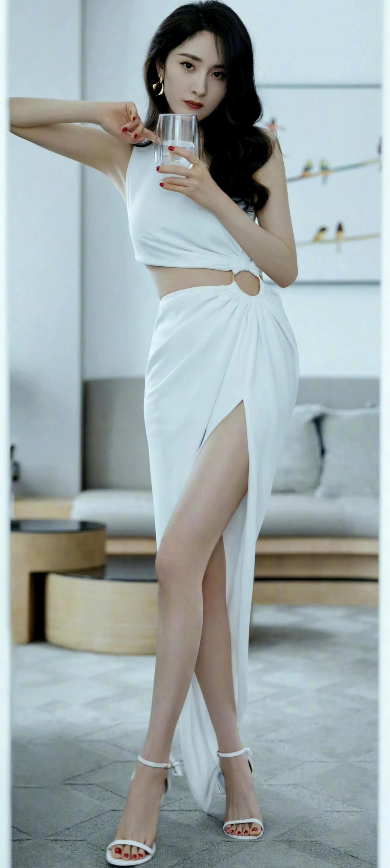 杨幂：清新自然，白衣飘飘，优雅动人杨幂女人能美成什么样什么样的身材是完美身材