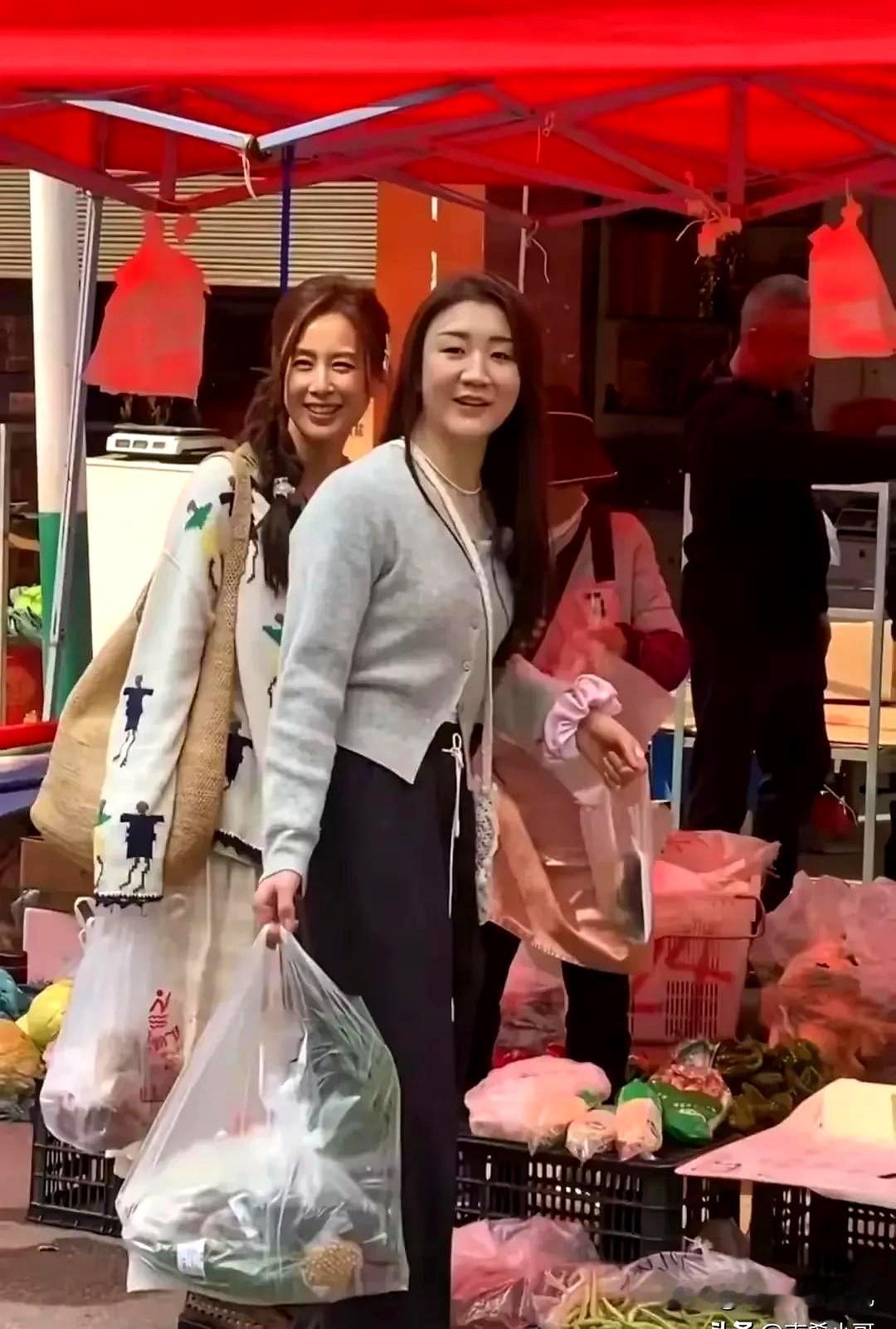 陈梦不愧是国民媳妇，端庄大方，高贵优雅，今天偶遇梦姐上街买菜，发现本人比照片上还
