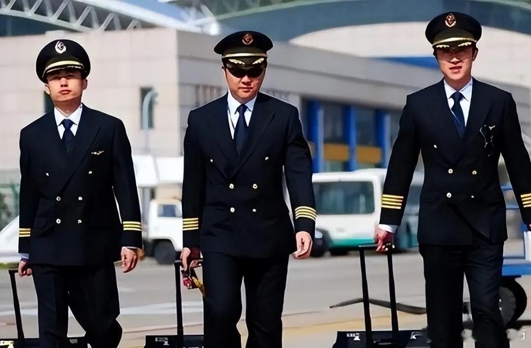 某大V怒斥广州白云机场工作人员穿汉服的理由有多可笑呢？简直就是不懂民航服装的基本