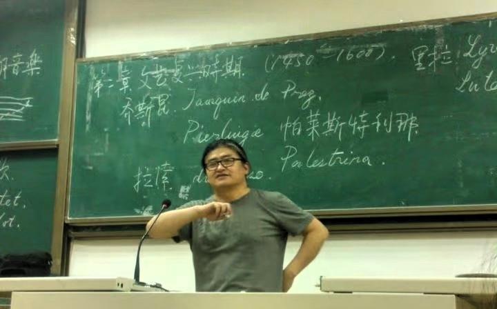 刘欢的板书也写得很漂亮，字如其人，不张扬又足够洒脱。他在对外经贸大学给学生们上