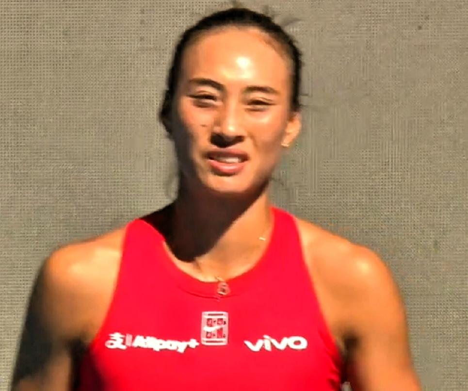 WTA中网女单首轮：郑钦文对阵施晗即时赛况：两人职业赛场首次相遇，一场充满未知