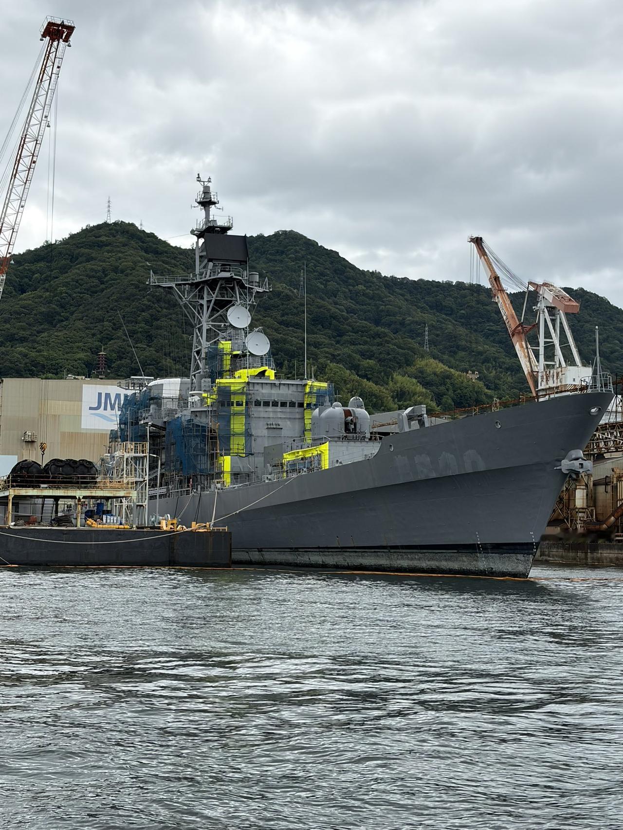 日本海上自卫队退役的“旗风”号驱逐舰（原DDG-171),正在被改装为靶舰。该