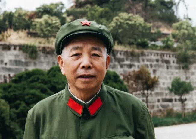 有这样一个人：1955年授衔，组织本来内定给他上将，他却一次又一次找上级申请，非
