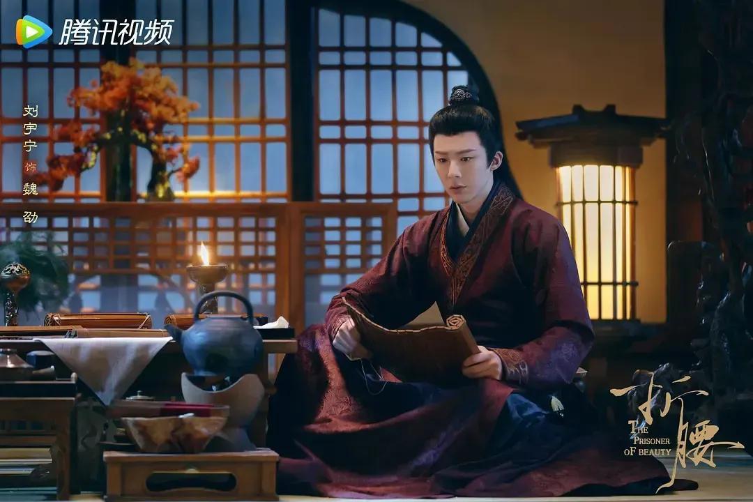 《折腰》这是不是抄袭《三国演义》了？女主是大乔和小乔，男主魏邵是刘备，军师是诸葛