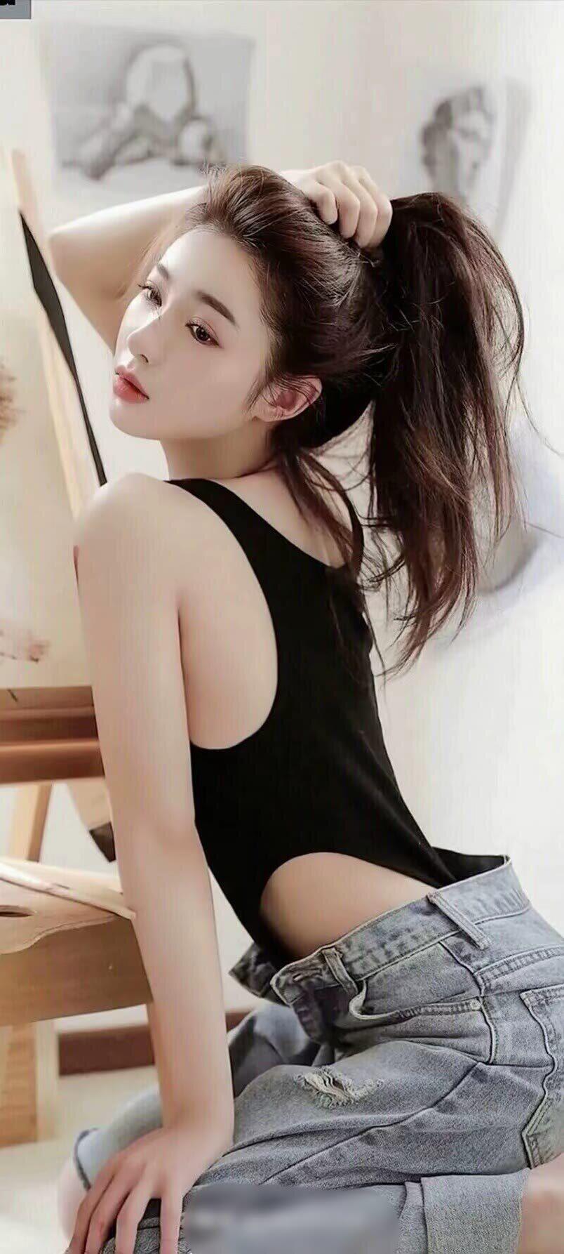 笑话：单位聚餐，同事们挨个敬领导。轮到一美女时，不会喝酒，她端起一杯酸奶对领导说