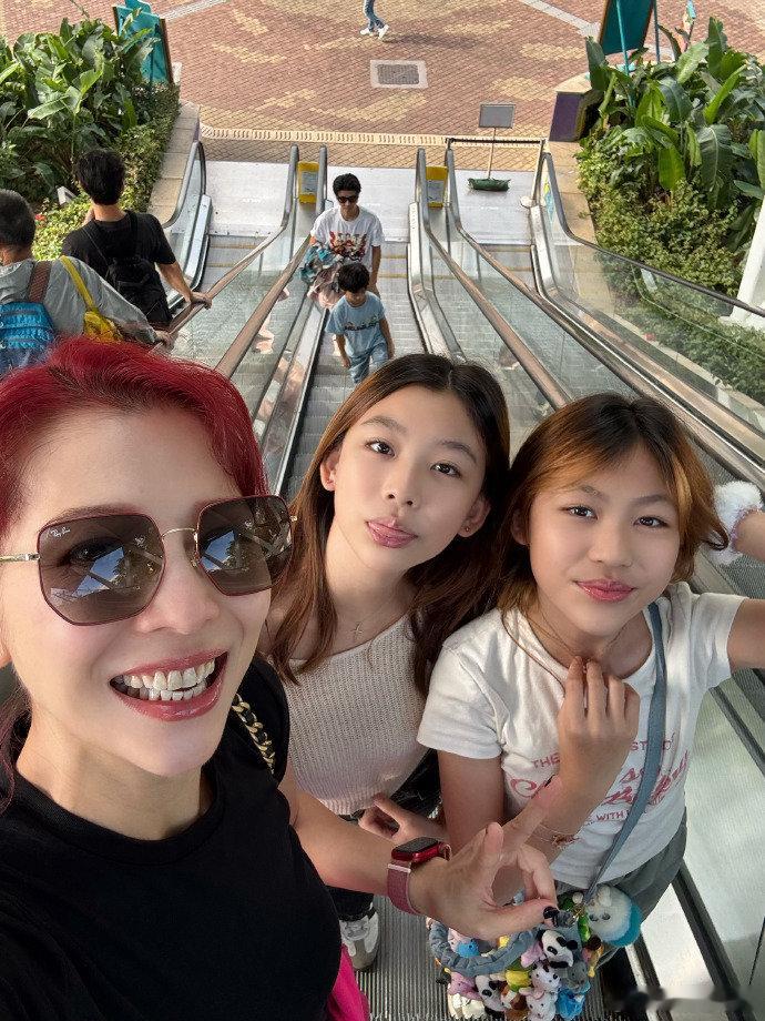 蔡少芬张晋给小儿子过6岁生日，这组图里大女儿身高都快超过妈妈了，14岁就快170