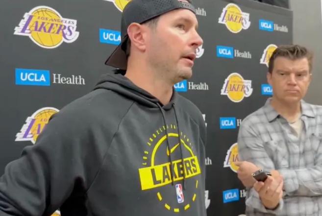 明日NBA季后赛G3，湖人将对阵火箭。湖人主帅JJ-雷迪克接受了记者采访，谈到