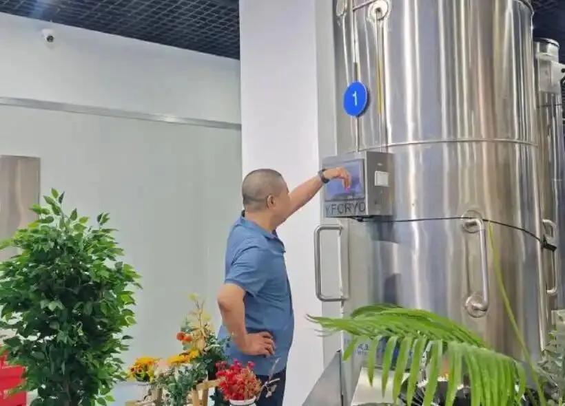 2017年，桂军民的妻子展文莲患肺癌生命垂危，他做了个大胆决定，把妻子完整冷冻，