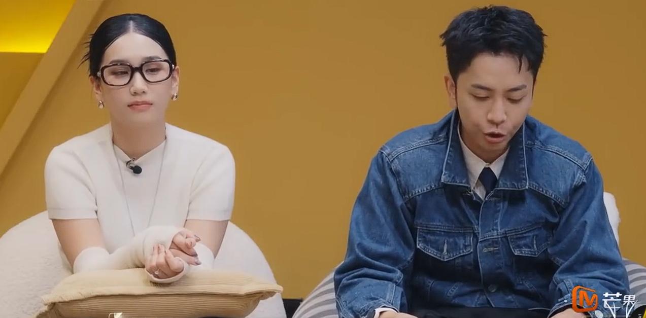 梁淞和何美延两个人看来在家都反省了！梁淞吐槽自己在节目中像个狼人，一到晚上就发飙
