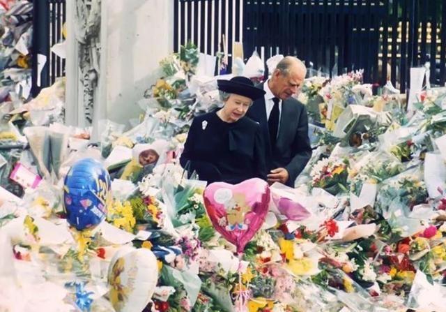 英女王对戴安娜，还是有愧疚的吧！为何？两个原因！一是女王与斯宾塞家族关系，一