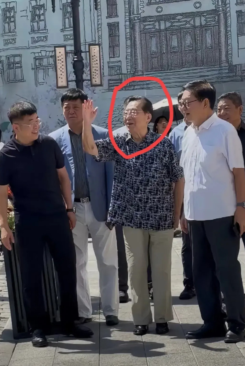 天呐，你敢相信眼前这个男人已经快90岁了吗？怎么还这么年轻健壮啊？这身体也太好了