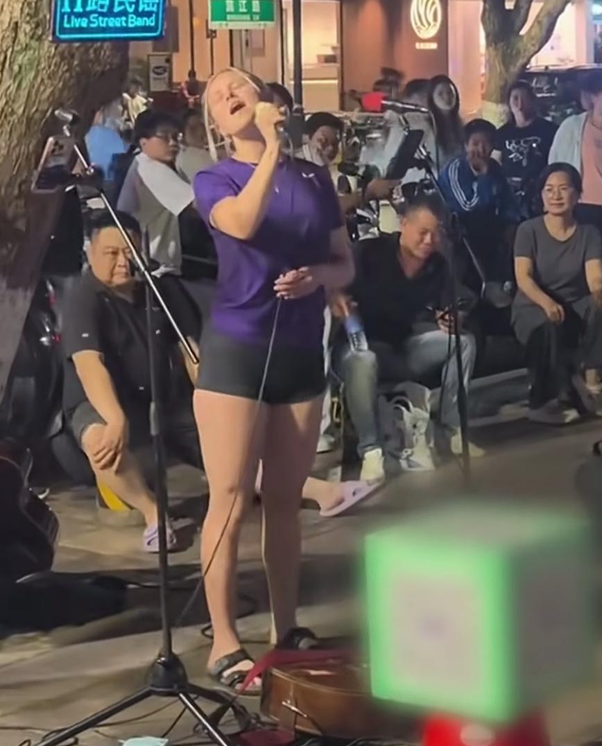 加拿大职业女歌手TarynRose，在桂林街头唱出了演唱会的感觉！这里可能