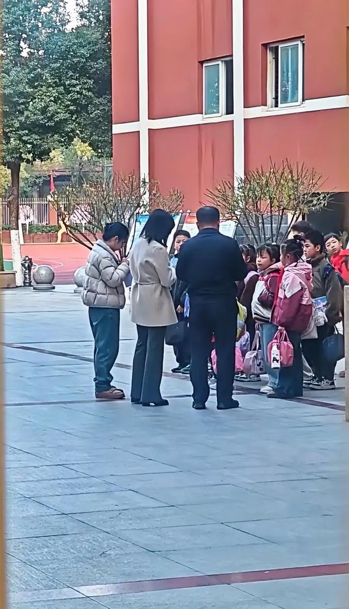 上学迟到多大个事，至于吗？一位家长发视频吐槽，她看到迟到的孩子们被聚拢到一起，