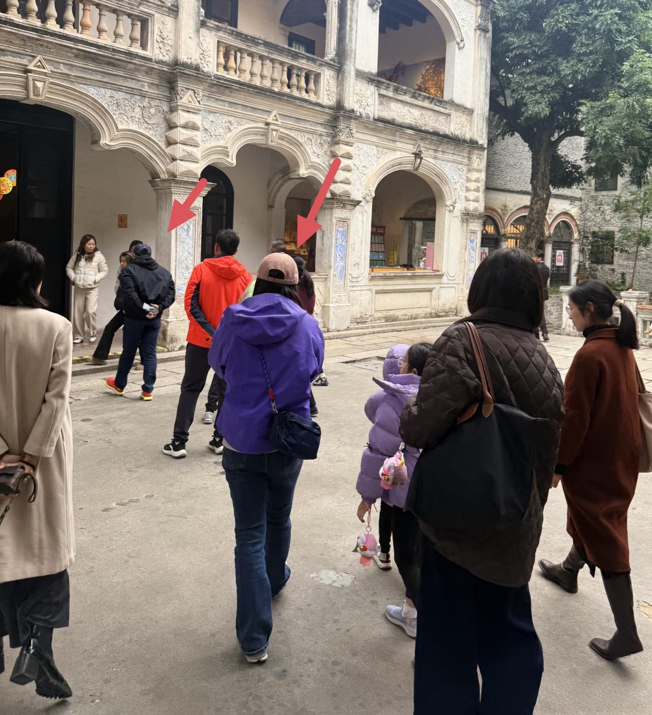 12月26日，郭晶晶一家五口现身广东旅游，他们全家在街头出现，郭晶晶拉着儿子的手