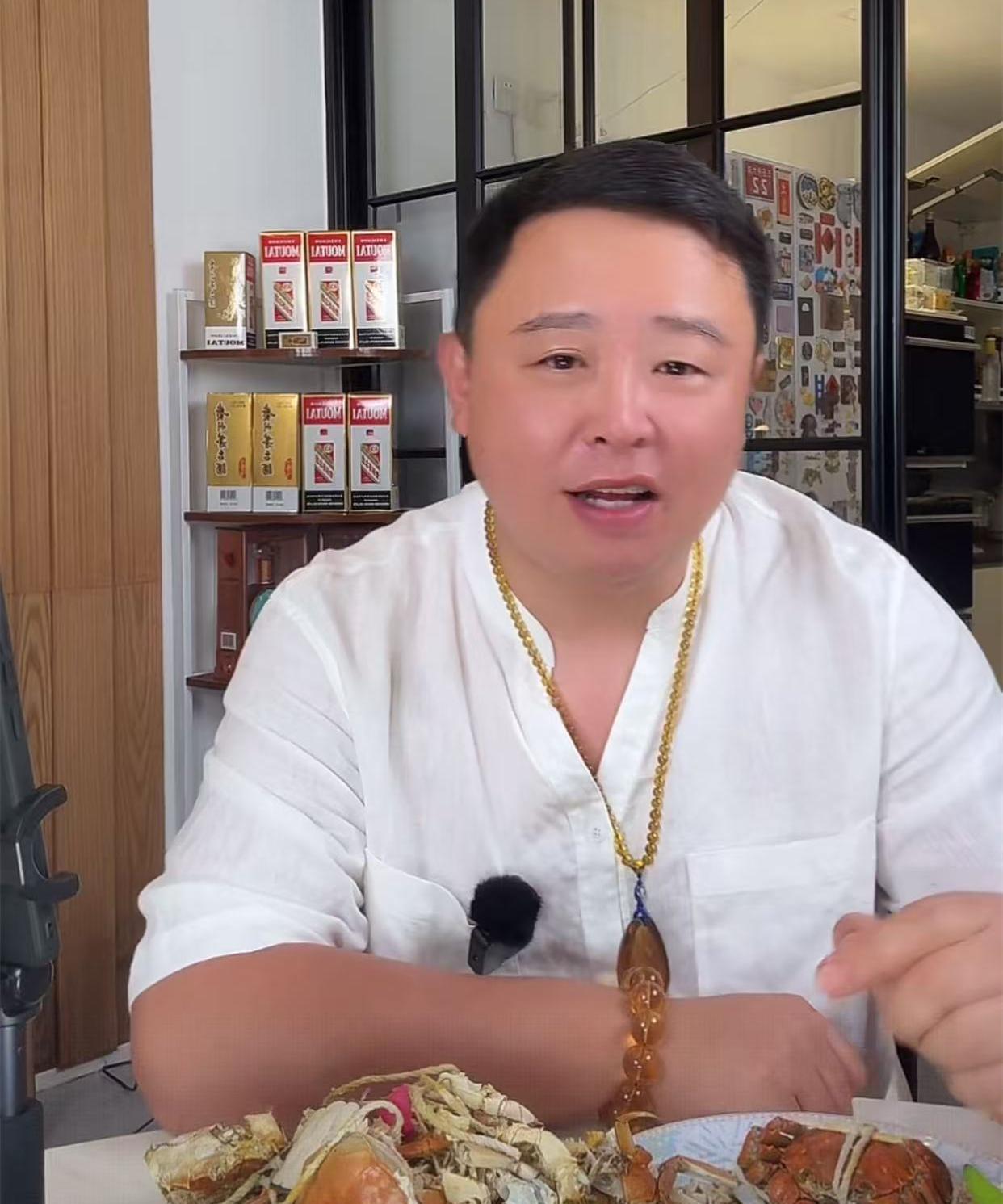 阎鹤祥直播干到100万赞，直接送福利给粉丝。昨晚，阎鹤祥又开启了吃播模式，大闸蟹