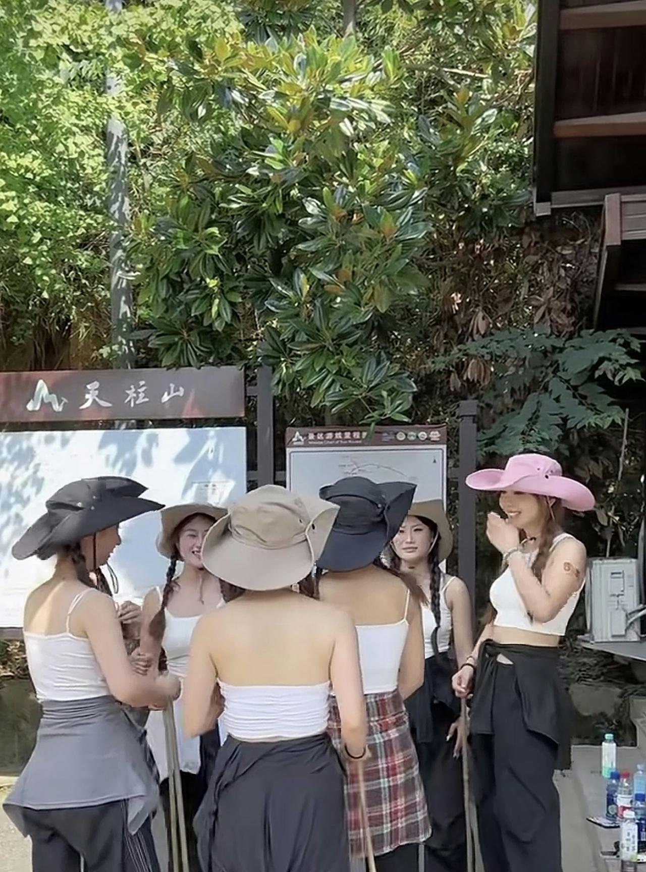 现在在一些旅游景区，有一批这样的美女小姐姐，她们的临时职业是：伴游员。伴游员可