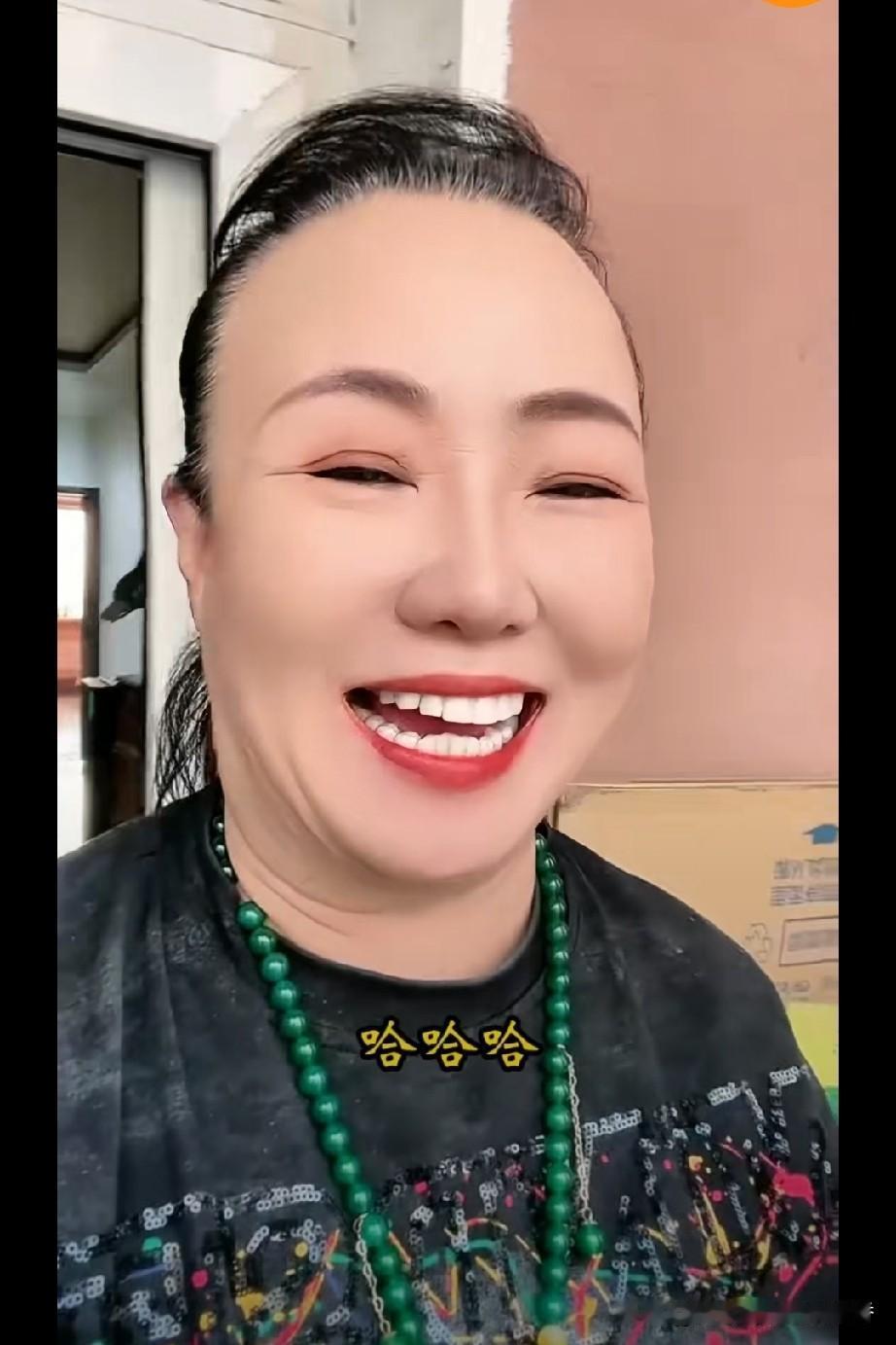 孙立荣在直播的时候，有个半吊子女粉丝在她直播间说：“我养汉被我婆婆发现了怎么办？