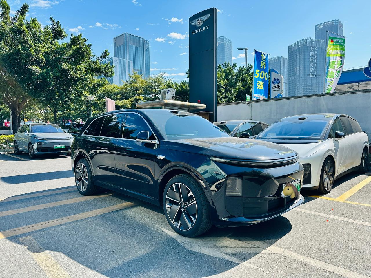 车展期间去店里看了理想L7MAX，选了一款黑色外观、橙色内饰、20寸银灰轮毂的