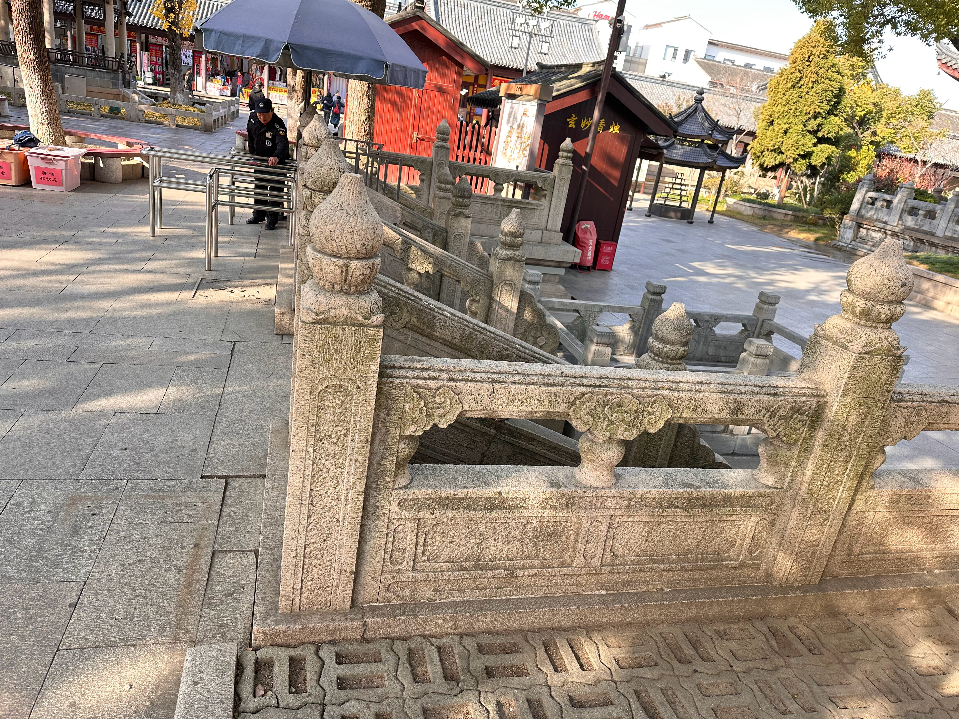 由于近800年的城市地面逐渐抬高，苏州玄妙观南宋三清殿月台下的庭院要比外面现代地