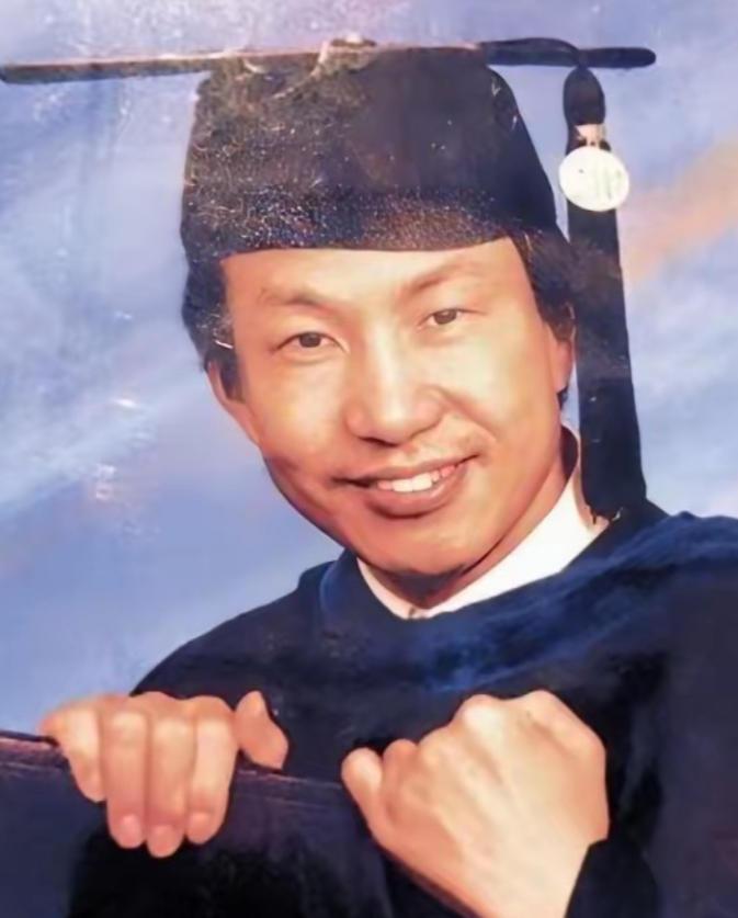 蒋国兵1962年出生于湖北一个普通家庭。1979年他以湖北省理科第一名的成绩考入