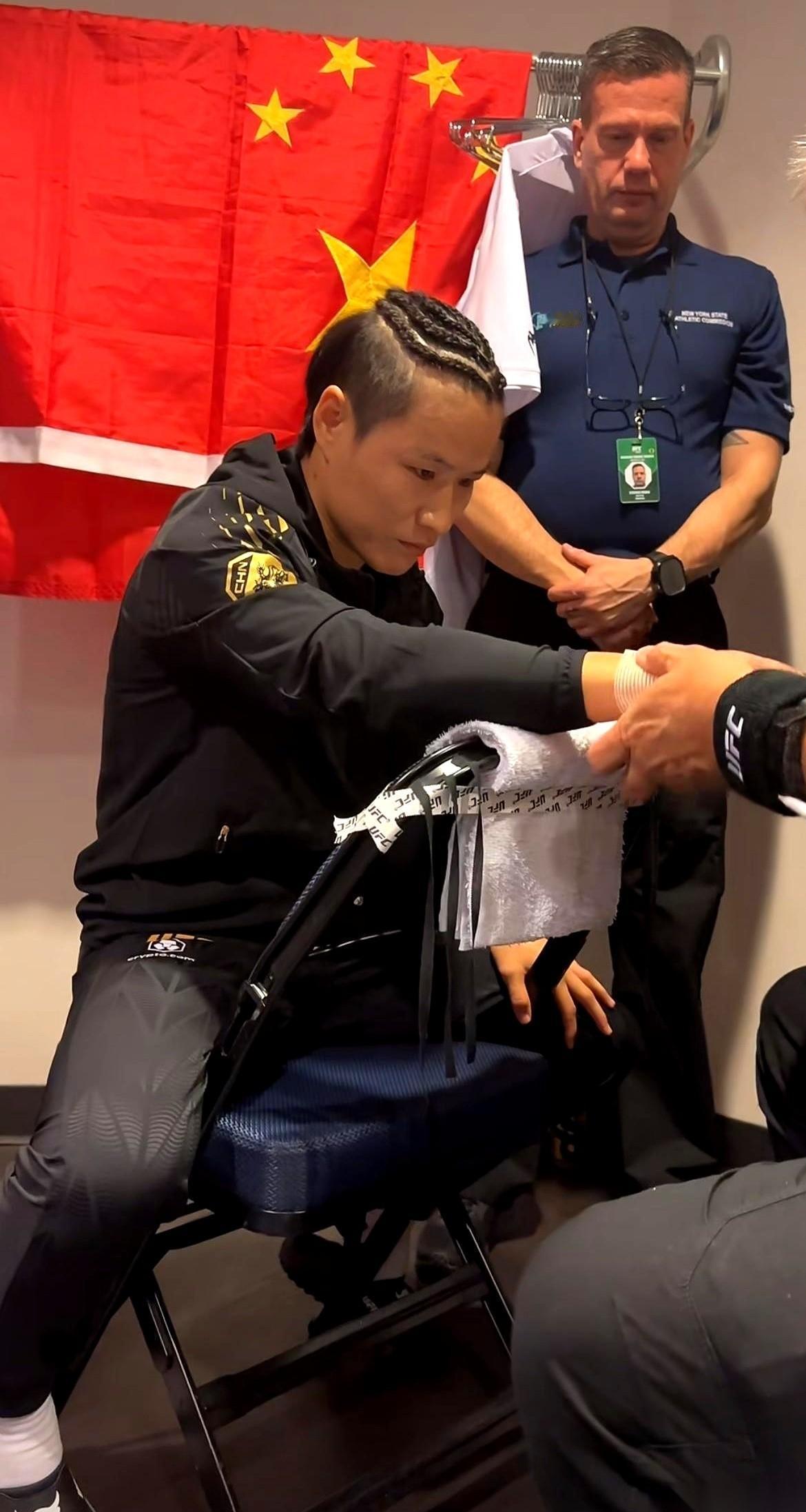 我一个平时连瓶盖都拧不开的人，刷到张伟丽那个赛前缠绷带的视频，心跳漏了好几拍。